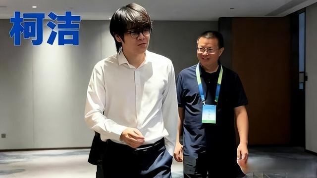马云太“鸡贼”了！多年前恒大夺冠庆功宴照片再登热搜：举杯瞬间，马云留意许家印的动作，观察对方是否举杯饮酒