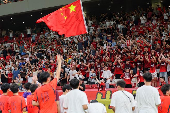 两女孩零食占座反转！成铁一句话定性，无座乘客以后可以放心了
