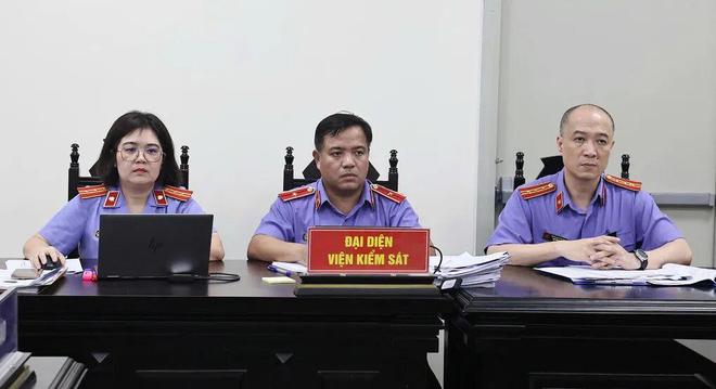 法国主帅怒喷：巴拉圭想废人！姆巴佩发声：对手踢得脏但我们赢了