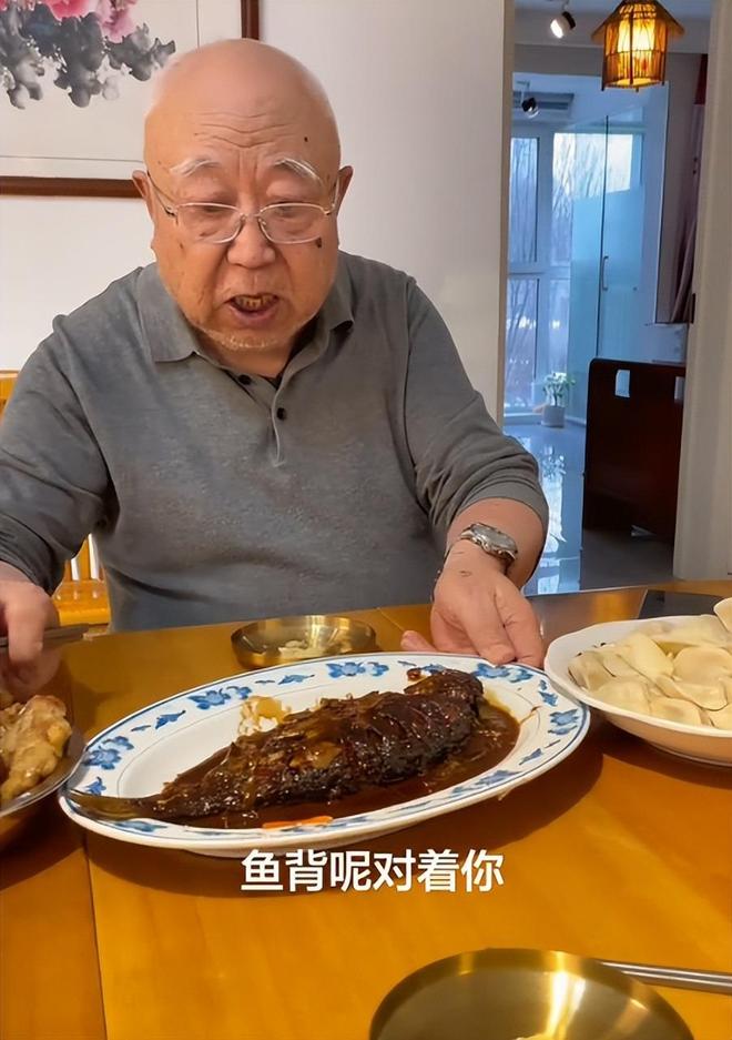 砸神像，睡坟地，结阴婚，“反迷信”网红张树林，如今怎么样了？