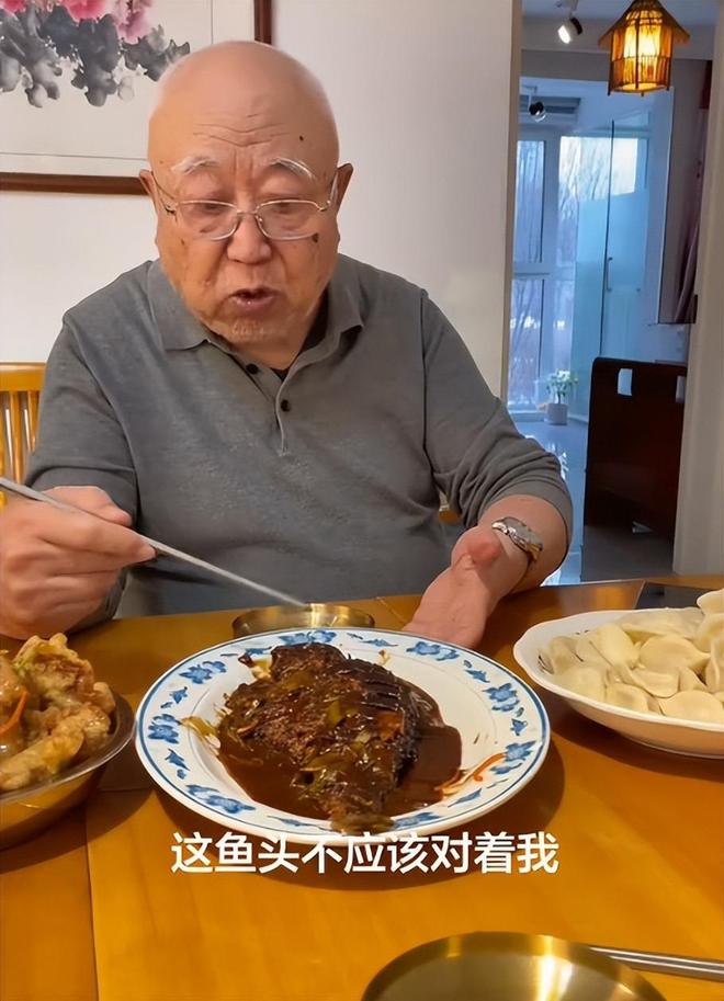 砸神像，睡坟地，结阴婚，“反迷信”网红张树林，如今怎么样了？