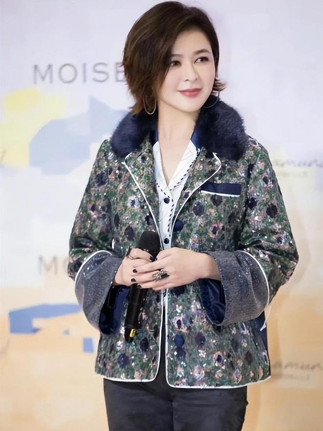 街上越来越多女性不穿胸罩，高跟鞋几乎绝迹：这是身体的解放！