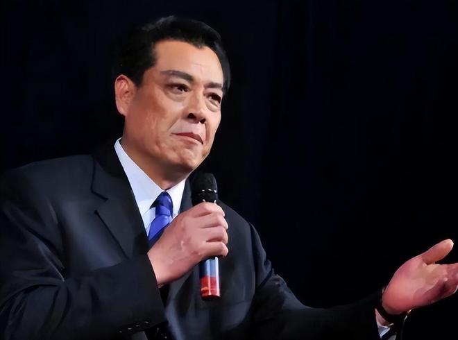 华为新三折叠10秒售罄!余承东憋了两年大招,终于把前代的坑填了