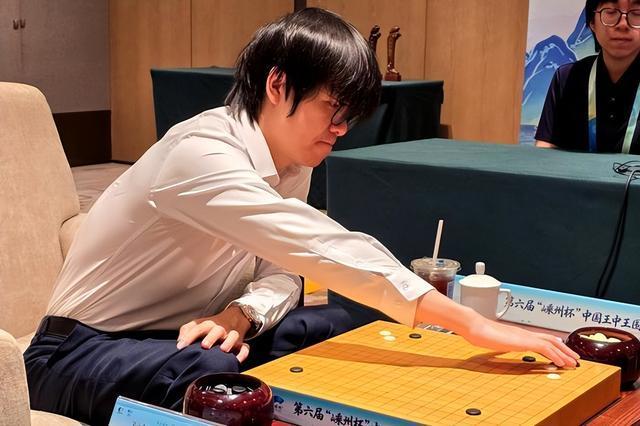 马云太“鸡贼”了！多年前恒大夺冠庆功宴照片再登热搜：举杯瞬间，马云留意许家印的动作，观察对方是否举杯饮酒