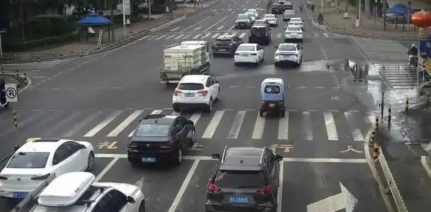 张帅送蛋打退奥斯塔彭科帅爆了，商竣程勇救五赛点爆冷卢布列夫