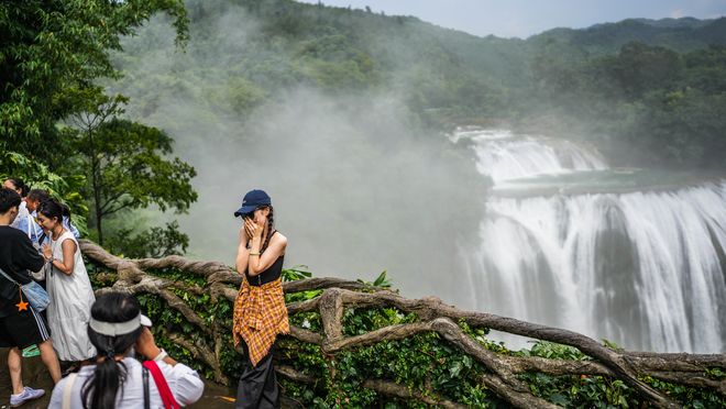 一个贪财一个好色？许家印事出5天，不止丁玉梅被曝30岁白人男友