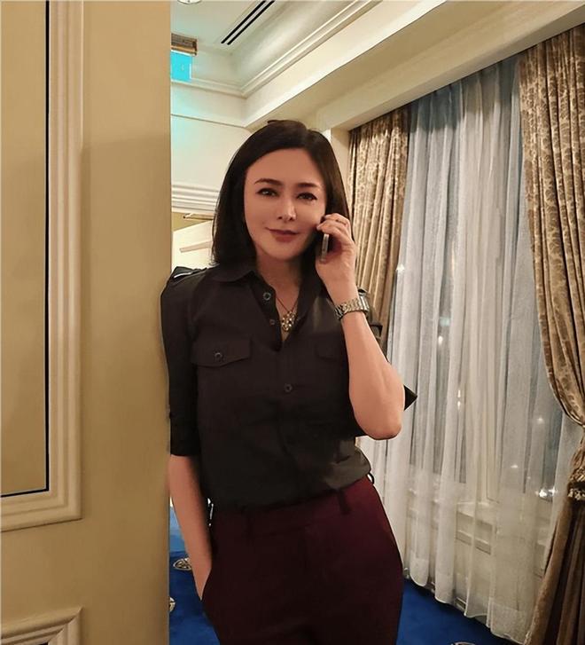 街上越来越多女性不穿胸罩，高跟鞋几乎绝迹：这是身体的解放！