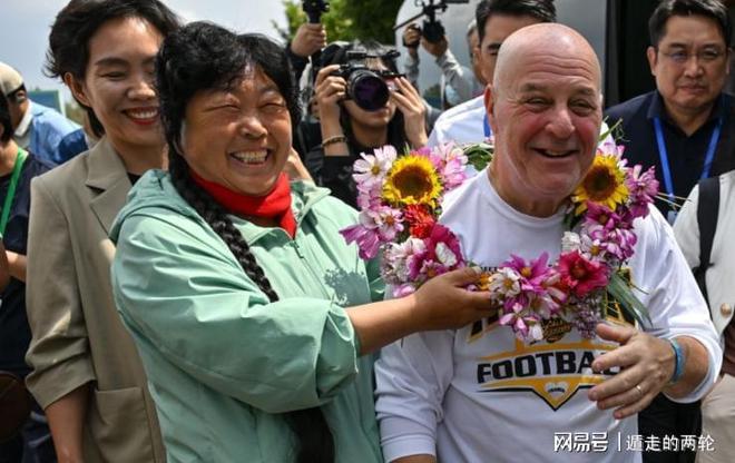 罕见，中超替补席球员意外吃红牌！赛后这两队主帅真的握手言和