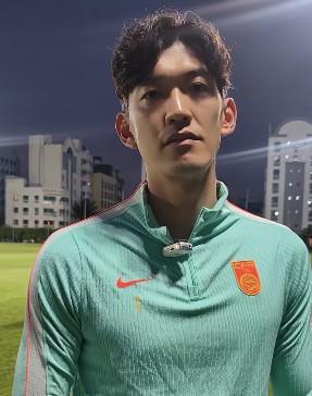 景甜未受彩礼事件影响,一袭红裙撑伞半遮面登上杂志封面