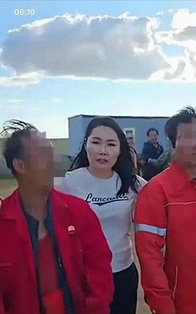 中超历史最佳外援！43岁孔卡现身巴塞罗那，与第二任教练妻子游玩