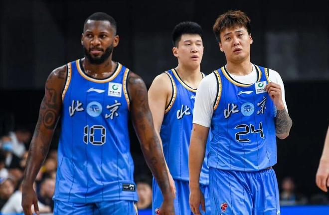 明日之星揭幕战中国U18男篮B队不敌西班牙劲旅，姚明携老友斯科拉现场观战