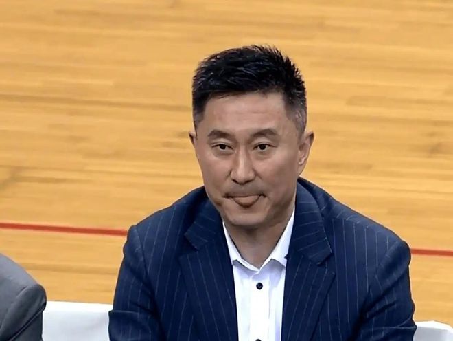 记者：谢维军膝盖内侧副韧带有伤，这轮复出挺勉强的