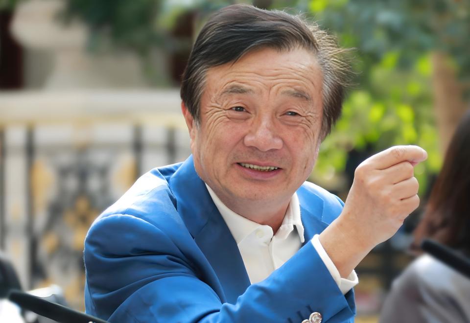 领袖！C罗冲出替补席拥抱绝杀功臣：搂着他摸头 狂喜对手绝平被吹