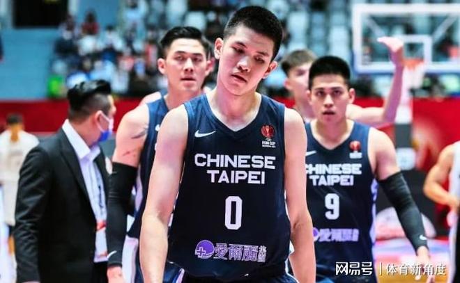男篮胜荷兰!廖三宁与队友庆祝,郭士强转头退场,杨瀚森情绪不错
