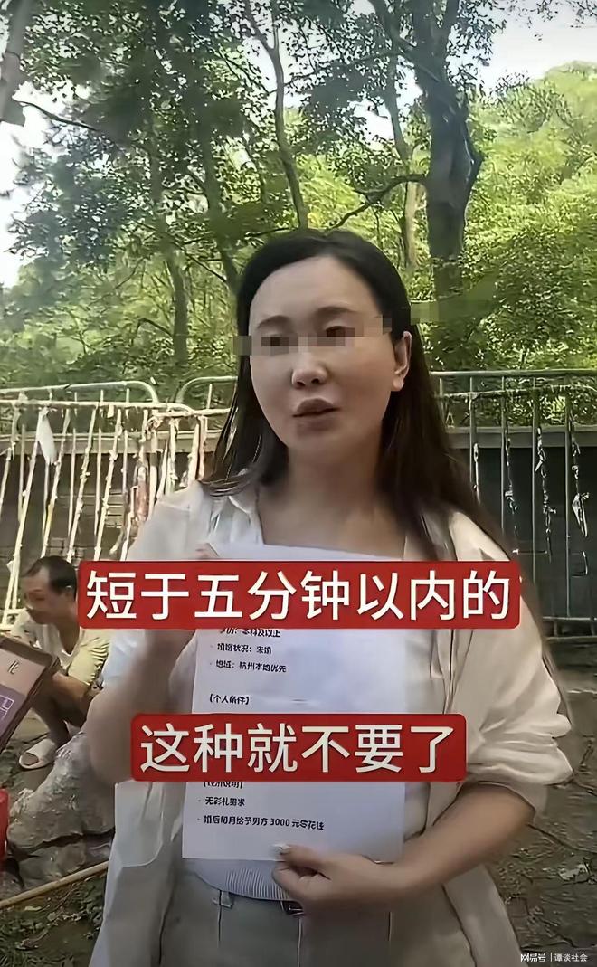 震惊全网！仙桃电梯打人事件，最让人毛骨悚然的，不是母亲教唆孩子“帮我打她”，是打败之后她还在怒斥孩子