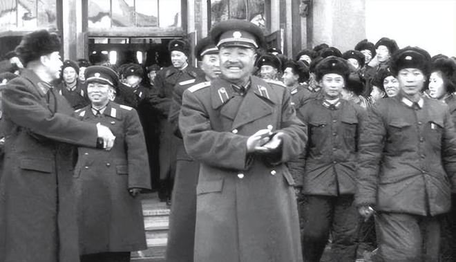 挤走杜锋！CBA最强外教或加盟广东队，保送宏远躺进总决赛？