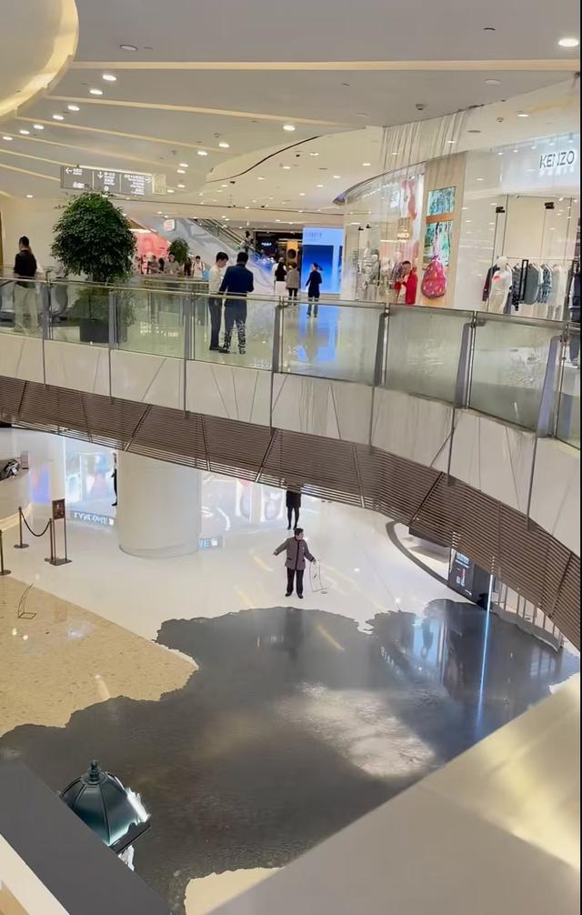 皇马球星维尼修斯被西甲禁赛4场,将缺席对阵巴萨;维尼修斯解释获得红牌原因:一场意外的纠缠!