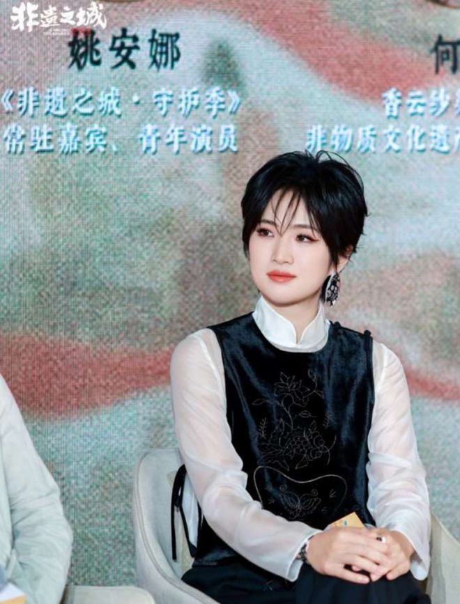 领袖！C罗冲出替补席拥抱绝杀功臣：搂着他摸头 狂喜对手绝平被吹