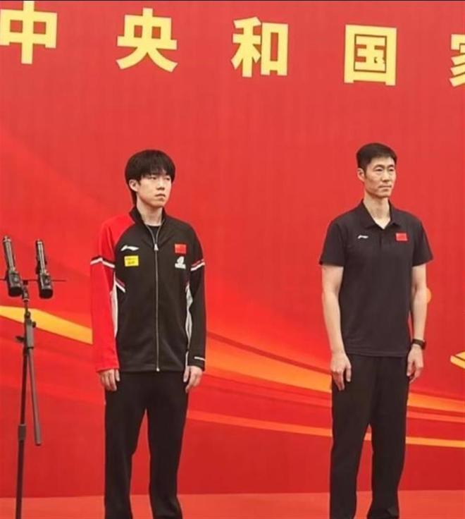 玥儿和筱梅逛街同框！背影神似年轻大S，一家人团聚画面太暖心